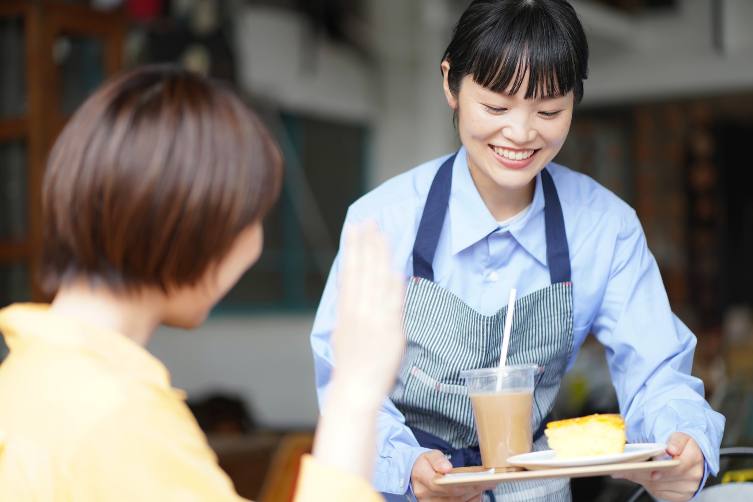 正在店內接待顧客的工作人員