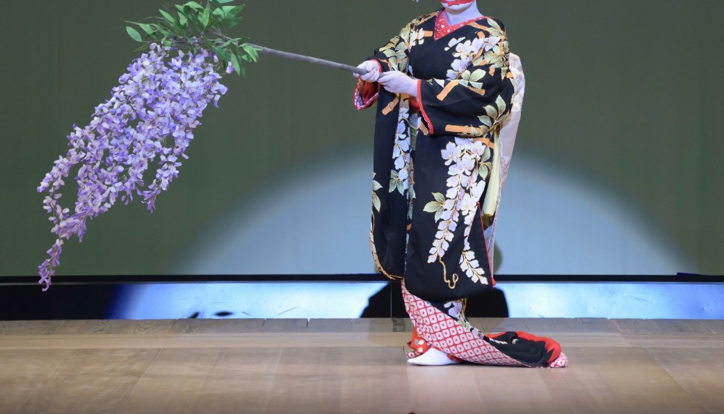 日本舞踊や扇を使った文化体験をイメージした写真